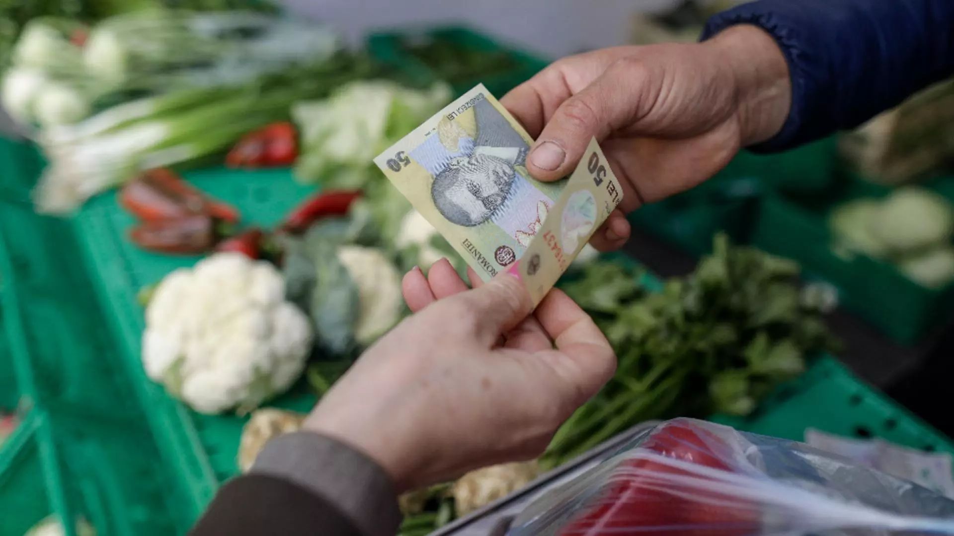 Scumpirile schimbă coșul de cumpărături în Postul Paștelui: românii cumpără tot mai puțin