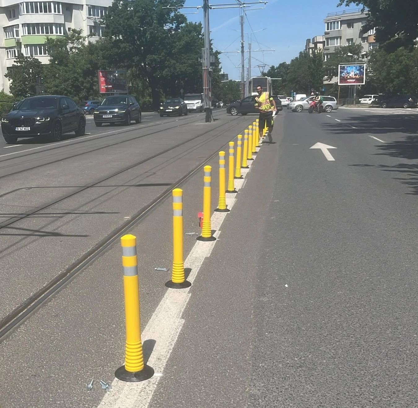 Stâlpi de blocare a mașinilor pe liniile de tramvai. Foto/PMB