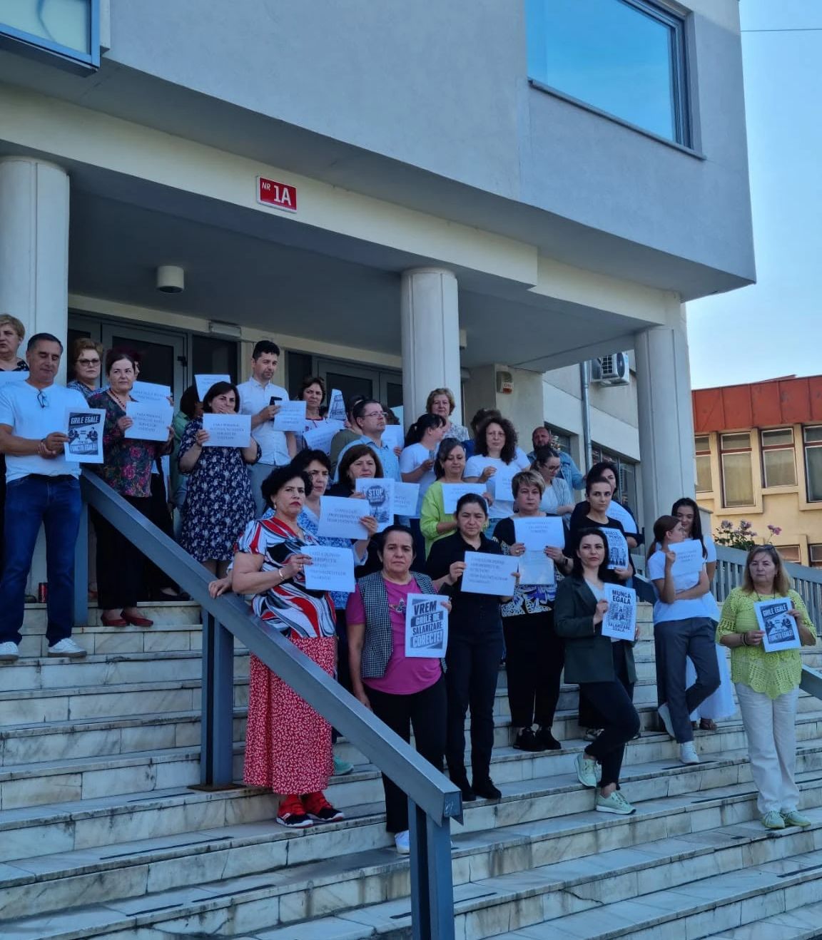 Proteste în instituțiile publice