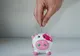 Românii au devenit mai economi, dar nu știu să pună bani deoparte