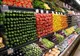 Șef de hypermarket, condamnat pentru mită. A primit la rafturi legume și fructe turcești neconforme
