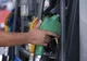 Ministrul Energiei: : Preţul barilului a scăzut, ar trebui să urmeze o scădere a preţului la benzină