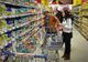 Creșterile de salarii și scumpirile împing afacerile din comerț